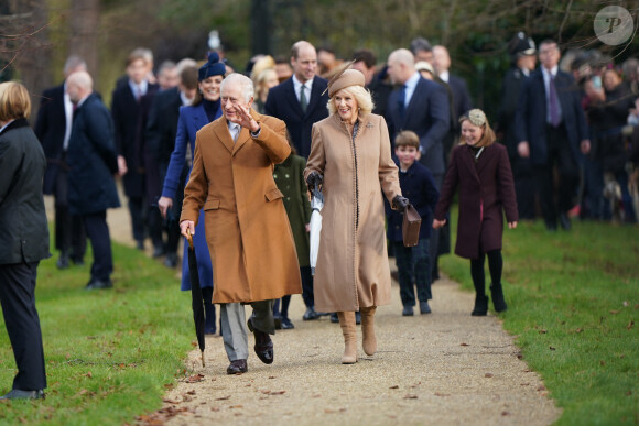 Le roi Charles III d'Angleterre et Camilla Parker Bowles, reine consort d'Angleterre, le prince William, prince de Galles, et Catherine (Kate) Middleton, princesse de Galles, avec leurs enfants le prince George de Galles, la princesse Charlotte de Galles et le prince Louis de Galles.