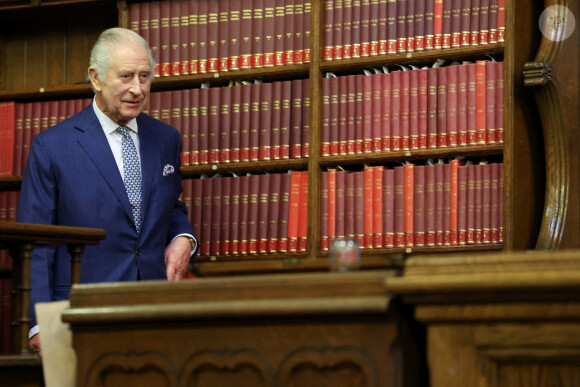 Retirer les portraits de la reine Elizabeth II pour y mettre ceux de Charles à la place nécessiterait 9 millions d'euros
le roi Charles III visite les cours royales de justice du centre de Londres pour célébrer le travail du Service des cours et tribunaux de sa Majesté avec le personnel et les bénévoles des cours royales de justice. Le Roi entendra parler du travail des magistrats bénévoles qui ont soutenu le système judiciaire et du travail de sensibilisation entrepris par les juges et magistrats de la diversité et des relations communautaires. Date de la photo : jeudi 14 décembre 2023. 