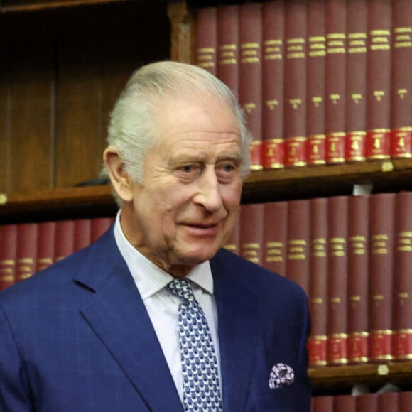 Retirer les portraits de la reine Elizabeth II pour y mettre ceux de Charles à la place nécessiterait 9 millions d'euros
le roi Charles III visite les cours royales de justice du centre de Londres pour célébrer le travail du Service des cours et tribunaux de sa Majesté avec le personnel et les bénévoles des cours royales de justice. Le Roi entendra parler du travail des magistrats bénévoles qui ont soutenu le système judiciaire et du travail de sensibilisation entrepris par les juges et magistrats de la diversité et des relations communautaires. Date de la photo : jeudi 14 décembre 2023. 