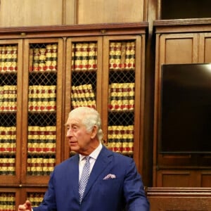 le roi Charles III visite les cours royales de justice du centre de Londres pour célébrer le travail du Service des cours et tribunaux de sa Majesté avec le personnel et les bénévoles des cours royales de justice. Le Roi entendra parler du travail des magistrats bénévoles qui ont soutenu le système judiciaire et du travail de sensibilisation entrepris par les juges et magistrats de la diversité et des relations communautaires. Date de la photo : jeudi 14 décembre 2023. 