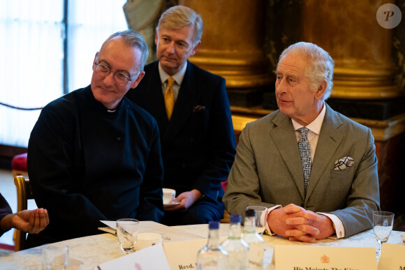 Le roi Charles III d'Angleterre, organise un rassemblement de jeunes chefs religieux et communautaires britanniques au palais de Buckingham, à Londres, pour discuter des défis auxquels leurs communautés sont confrontées et des moyens par lesquels une plus grande cohésion et une plus grande fraternité peuvent être favorisées entre elles le mercredi 13 décembre 2023. 