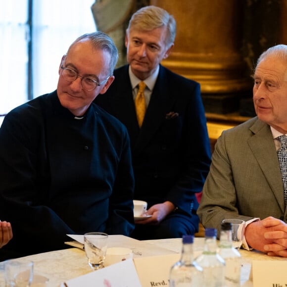 Le roi Charles III d'Angleterre, organise un rassemblement de jeunes chefs religieux et communautaires britanniques au palais de Buckingham, à Londres, pour discuter des défis auxquels leurs communautés sont confrontées et des moyens par lesquels une plus grande cohésion et une plus grande fraternité peuvent être favorisées entre elles le mercredi 13 décembre 2023. 