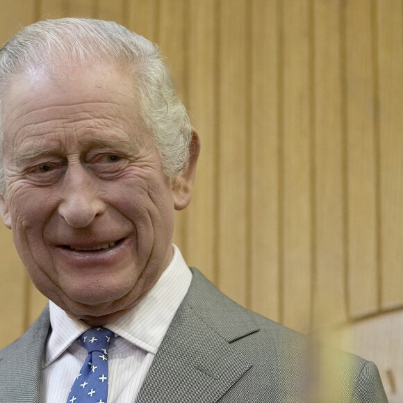 Le roi Charles III d'Angleterre, plante un arbre après avoir assisté à un service de l'Avent et à une réception de Noël au Centre de l'Église orthodoxe copte du Royaume-Uni à Stevenage, Royaume Uni, le 5 décembre 2023. 