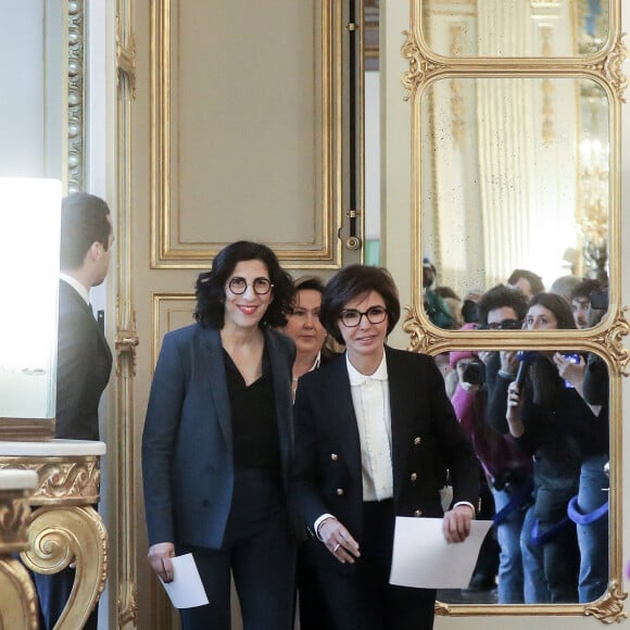 Le 12 janvier 2024, elle a officiellement repris le flambeau de Rima Abdul-Malak au ministère de la Culture.
Rima Abdul Malak et Rachida Dati - Passation de pouvoir au ministère de la Culture : Rachida Dati remplace Rima Abdul Malak le 12 janvier 2024 et devient ainsi ministre de la Culture du gouvernement Attal le 12 janvier 2024. © Stéphane Lemouton / Bestimage