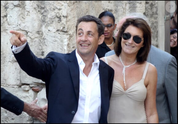 Très amoureux de la jolie brune, il l'avait d'ailleurs épousée le 10 août 1984.
Nicolas Sarkozy et son épouse de l'époque Cécilia lors du mariage de Jean Reno et Zofia en 2006