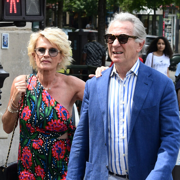 Mais les deux animateurs n'ont jamais réellement officialisé leur couple.
Sophie Davant et son compagnon William Leymergie - Mariage de Claude Lelouch à la mairie du 18ème à Paris. Le 17 juin 2023