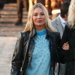 Kate Moss à la sortie du défilé Dior Collection Homme Prêt-à-Porter Automne/Hiver 2024-2025 lors de la Fashion Week de Paris (PFW), à l'École Miliatire, Place Fontenoy, à Paris, France, le 19 janvier 2024. © Christophe Clovis/Bestimage 