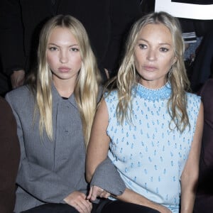 Un magnifique duo !
Kate Moss et sa fille Lila Grace Moss - Les célébrités lors du défilé Dior "Collection Homme Prêt-à-Porter Automne/Hiver 2024-2025" lors de la Fashion Week de Paris, le 19 janvier 2024. © Olivier Borde / Rindoff / Bestimage 