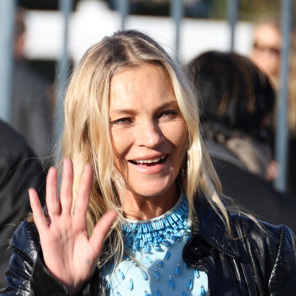 Kate Moss - Arrivées au défilé Dior "Collection Homme Prêt-à-Porter Automne/Hiver 2024-2025" lors de la Fashion Week de Paris (PFW), à l'École Miliatire, Place Fontenoy, à Paris, France, le 19 janvier 2024. © Denis Guignebourg/Bestimage