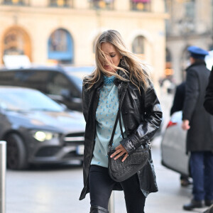 Kate Moss arrive à l'hôtel "Ritz" lors de la Fashion Week de Paris (PFW), le 19 janvier 2024. 