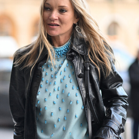 Kate Moss arrive à l'hôtel "Ritz" lors de la Fashion Week de Paris (PFW), le 19 janvier 2024. 