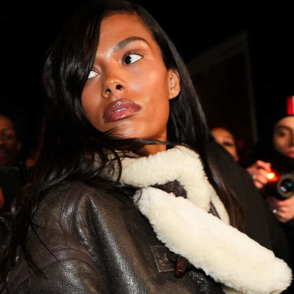 Puisqu'elle se trouve elle aussi à la Fashion Week de Paris en ce moment
Tina Kunakey au défilé Kenzo collection homme automne/hiver 2024/2025 lors de la fashion week à Paris (PFW) le 19 janvier 2024.