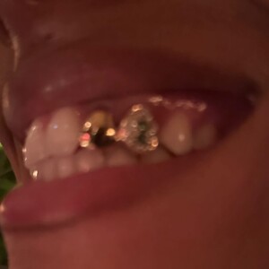 Et son sourire était un peu différent
Tina Kunakey a ajouté un bijou à ses dents pour un sourire éclatant. Photo publiée sur Instagram le 19 janvier 2024.