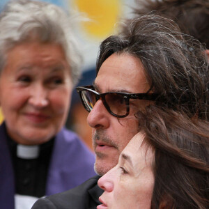 Yvan Attal et Charlotte Gainsbourg - Sorties des obsèques de Jane Birkin en l'église Saint-Roch à Paris. Le 24 juillet 2023 © Jonathan Rebboah / Panoramic / Bestimage