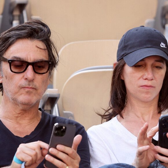 Charlotte Gainsbourg et son compagnon Yvan Attal en tribunes lors des Internationaux de France de tennis de Roland Garros 2023, à Paris, France, le 9 juin 2023. © Jacovides-Moreau/Bestimage