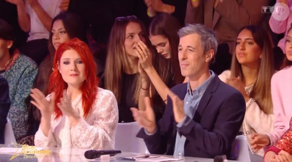 Michael Goldman et Adeline Toniutti après les résultats de la demi-finale départageant Axel et Julien.
(Capture d'écran - TF1 - Star Academy)