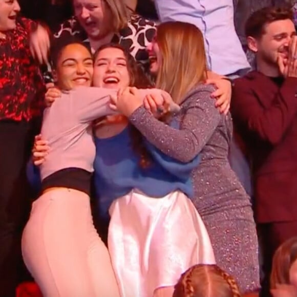 Candice enlaçant Amélie, la petite-amie de Julien lors du grand prime.
(Star Academy - TF1 - Capture)