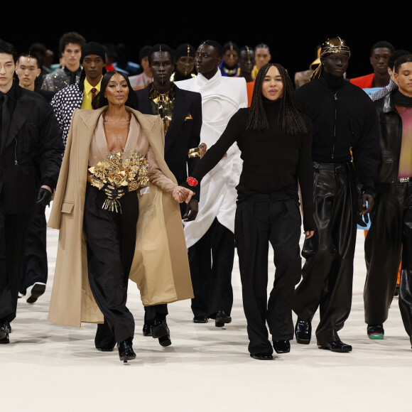 Et pour clôturer ce show d'Amazones masculines, Naomi Campbell. La star est apparue habillée d'un long manteau beige, porté sur un pantalon noir fluide, le tout sublimé d'un bouquet de fleurs sculptural. 
Le créateur de mode Olivier Rousteing, Naomi Campbell et les mannequins - Défilé Balmain Collection Homme Prêt-à-Porter Automne/Hiver 2024-2025 lors de la Fashion Week de Paris (PFW), à Paris, France, le 20 janvier 2024.