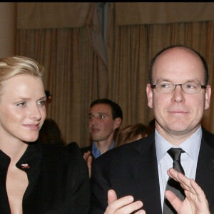 Charlene et Albert de Monaco avec Stéphanie de Monaco lors d'une vente aux enchères organisée par l'organisation Fight Aids en 2007