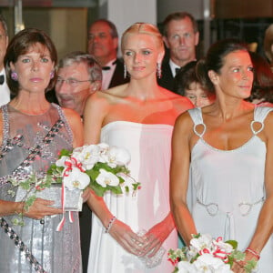 Charlene a trouvé sa place au sein de la fratrie monégasque
Caroline de Monaco, Charlene, Stéphanie de Monaco et Albert lors du gala de la Croix-rouge en 2007