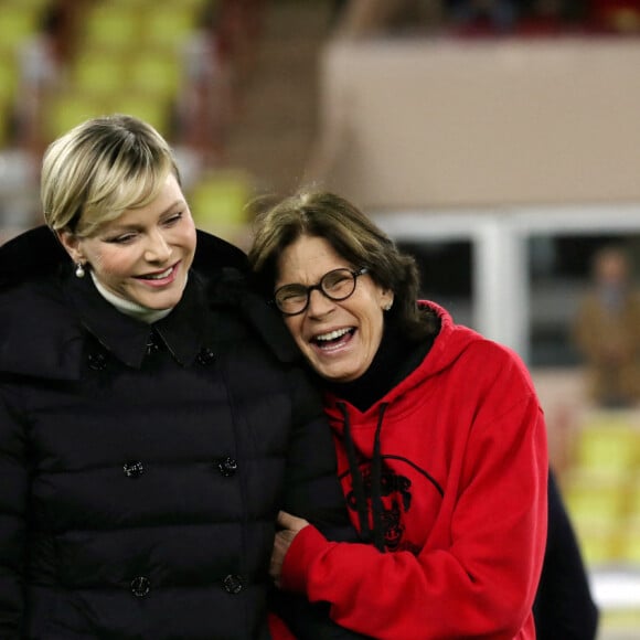 C'est au cours de celui-ci que l'épouse d'Albert est apparue à l'aise et complice avec sa belle-soeur
La princesse Charlene de Monaco, la princesse Stéphanie de Monaco - - La famille princière de Monaco lors du match de gala entre les Barbagiuans de Monaco et le FC Cirque au stade Louis II de Monaco le 22 janvier 2024. © Jean-François Ottonello / Nice Matin / Bestimage