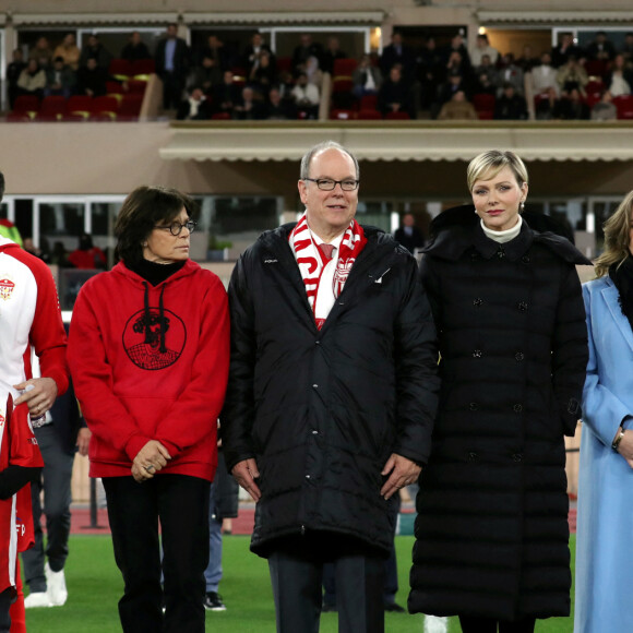 La princesse Charlene de Monaco est connue pour son élégance mais aussi sa discrétion
Louis Ducruet, la princesse Stéphanie de Monaco, le prince Albert II de Monaco, la princesse Charlene de Monaco, Camille Gottlieb, guest - La famille princière de Monaco lors du match de gala entre les Barbagiuans de Monaco et le FC Cirque au stade Louis II de Monaco © Jean-François Ottonello / Nice Matin / Bestimage