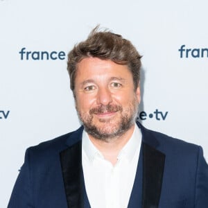 Bruno Guillon lors du photocall dans le cadre de la conférence de presse de France Télévisions au Pavillon Gabriel à Paris, France, le 24 août 2021. © Pierre Perusseau/Bestimage 