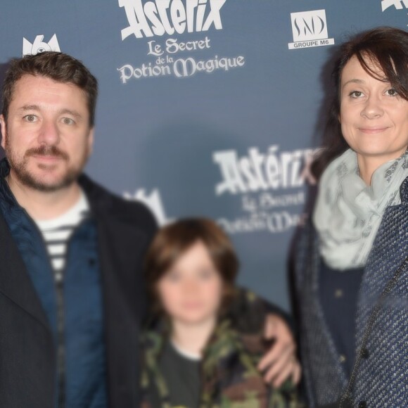 Ensemble, ils ont eu un garçon prénommé Anatole 
Bruno Guillon et sa femme Marion avec leur fils Anatole - Avant-première du film "Astérix : Le Secret de la potion magique" au cinéma UGC Normandie à Paris, le 2 décembre 2018. © Coadic Guirec/Bestimage