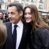 Carla et Nicolas Sarkozy amoureux à la sortie du bureau de vote, le 14 mars 2010