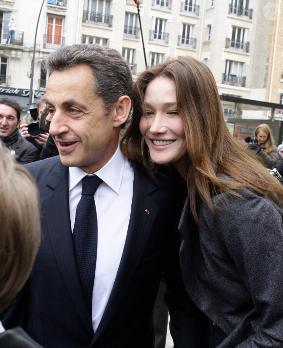 Carla et Nicolas Sarkozy amoureux à la sortie du bureau de vote, le 14 mars 2010
