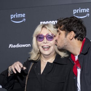 Elle a toutefois tenté l'aventure des applications de rencontres. Juste au cas où.
Amanda Lear et Ruben Alves à la première de la série "Escort Boys" au cinéma UGC Ciné Cité Les Halles à Paris le 18 décembre 2023. © Cyril Moreau / Bestimage