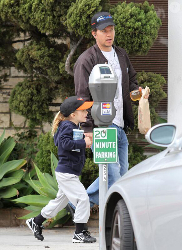 Mark Wahlberg avec sa fille Ella Rae, à Beverly Hills le 6 mars 2010