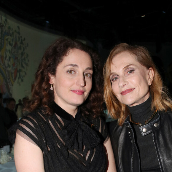 Eva Jospin et Isabelle Huppert - " Dîner de la Mode " au bénéfice du Sidaction, au Palais de Tokyo, dans le cadre de la Fashion Week de Paris. Le 25 Janvier 2024. © Olivier Borde-Bertrand Rindoff / Bestimage