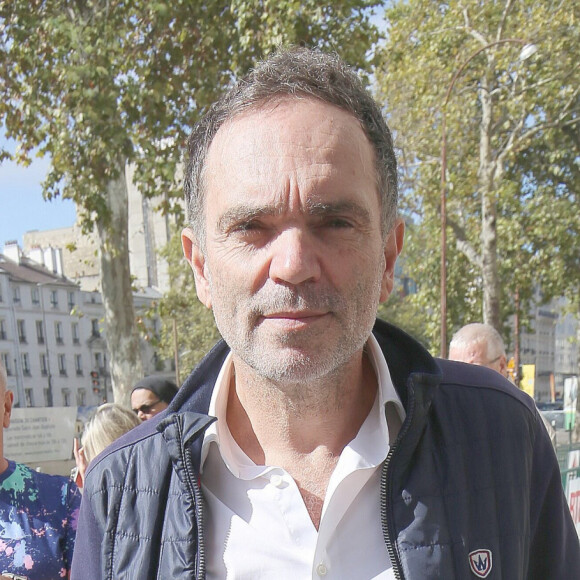 Exclusif - Yann Moix - Personnalités à la sortie des studios de l'enregistrement de l'émission "Les Grosses Têtes" sur RTL à Paris. Le 25 septembre 2023 © Jonathan Rebboah / Panoramic / Bestimage