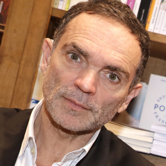 Yann Moix présente le numéro deux de la revue Année Zéro à la Librairie Delamain à Paris le 24 novembre 2022. © Cédric Perrin / Bestimage