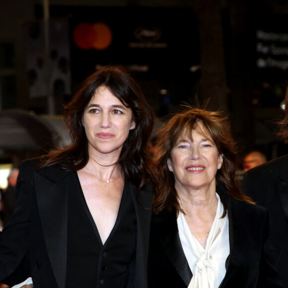 Charlotte Gainsbourg et sa mère Jane Birkin (habillée en Céline) - Montée des marches du film "Jane par Charlotte" lors du 74ème Festival International du Film de Cannes. Le 7 juillet 2021 © Borde-Jacovides-Moreau / Bestimage 