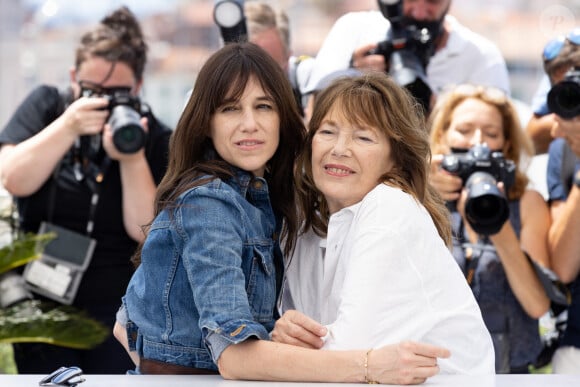 Rappelons que cet été, c'est à sa mère Jane Birkin qu'elle disait "au revoir".
Charlotte Gainsbourg, Jane Birkin (habillée en Celine) au photocall du film Jane par Charlotte (Cannes première) lors du 74ème festival international du film de Cannes