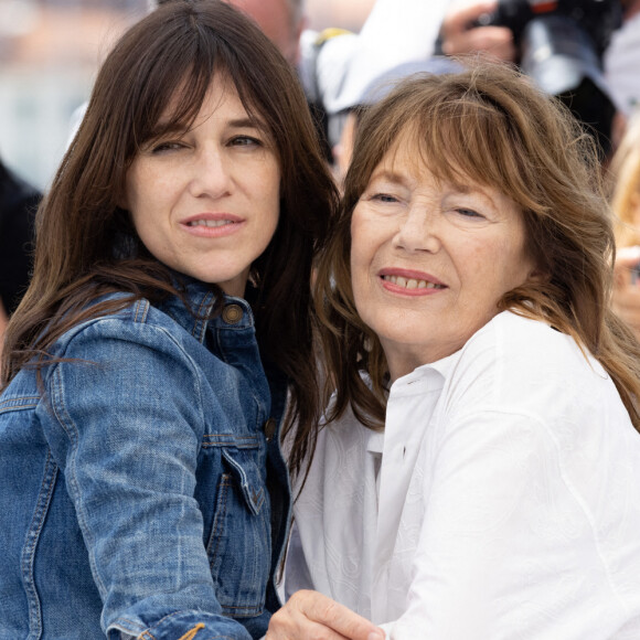 Rappelons que cet été, c'est à sa mère Jane Birkin qu'elle disait "au revoir".
Charlotte Gainsbourg, Jane Birkin (habillée en Celine) au photocall du film Jane par Charlotte (Cannes première) lors du 74ème festival international du film de Cannes