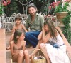 A Verneuil, elle pouvait se replonger dans ses souvenirs d'enfance.
Serge Gainsbourg et Jane Birkin avec Kate Barry et Charlotte Gainsbourg, à Saint-Tropez