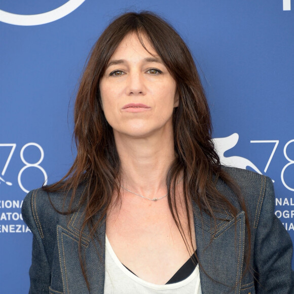 Charlotte Gainsbourg garde de bons souvenirs rue de Verneuil.
Charlotte Gainsbourg au photocall du film "Sundown" lors du festival international du film de Venise (La Mostra), à Venise, Italie.