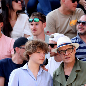 Marc Lavoine et son fils Roman dans les tribunes des Internationaux de France de tennis de Roland Garros 2023 le 6 juin 2023. © Jacovides-Moreau/Bestimage