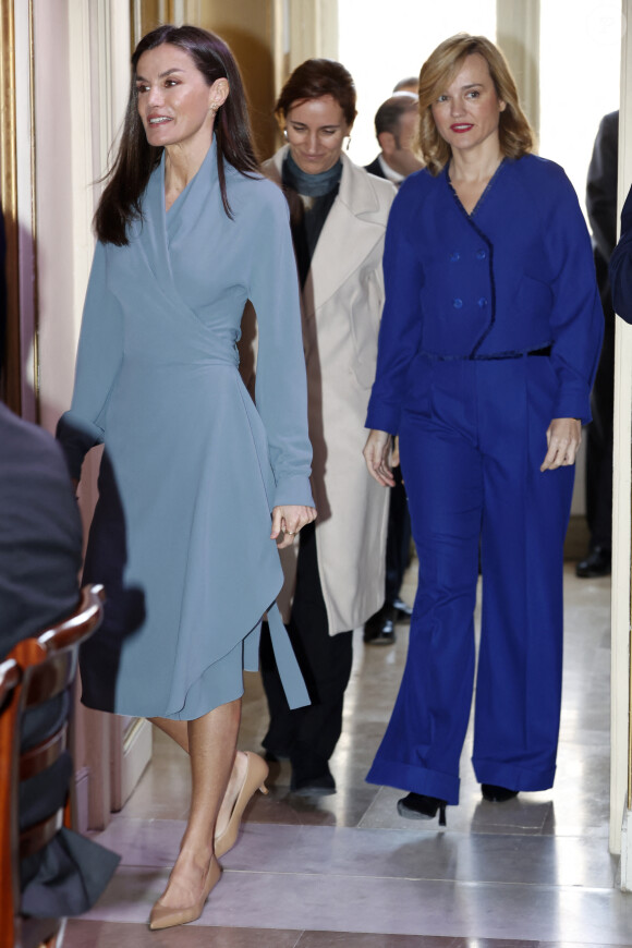 ... et a complété sa tenue avec un accessoire appartenent à sa fille, la princesse héritière Leonor.
La reine Letizia d'Espagne à la remise des Prix nationaux Reine Letizia pour le handicap à Madrid le 29 janvier 2024.