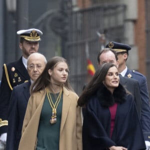 Sa fille aînée l'avait déjà porté lors d'un évènement public. Il s'agissait de la séance solennelle d'ouverture des Cortes Generales, à Madrid, le 29 novembre 2023.
Le roi Felipe VI et la reine Letizia d'Espagne, la princesse Leonor assistent à la séance solennelle d'ouverture des Cortes Generales à Madrid. Le 29 novembre 2023.