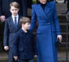 Et ce ne serait pas trop loin de ses enfants.
Catherine (Kate) Middleton, princesse de Galles, le prince George de Galles et le prince Louis de Galles - Les membres de la famille royale britannique lors de la messe du matin de Noël en l'église St-Mary Magdalene à Sandringham, le 25 décembre 2023.