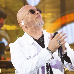 La première est prévue le 9 mars prochain à Épernay.
Exclusif - Au Moment ou la troupe des 10 commandements arrivent pour lui faire la surprise de chanter avec lui, Pascal Obispo est très ému et fait un hommage à Daniel Lévi et les artistes présents lui apportent des mouchoirs, lors de l'enregistrement de l'émission "L'anniversaire secret" à Paris. Le 7 novembre 2023. © Cyril Moreau / Bestimage.