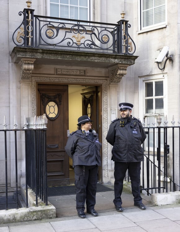 Officiers de police postés devant la London Clinic. Le 26 janvier 2024.