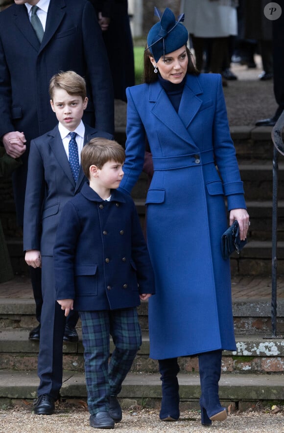 Kate Middleton, le prince George et le prince Louis - Les membres de la famille royale britannique lors de la messe du matin de Noël en l'église St-Mary Magdalene à Sandringham, le 25 décembre 2023.