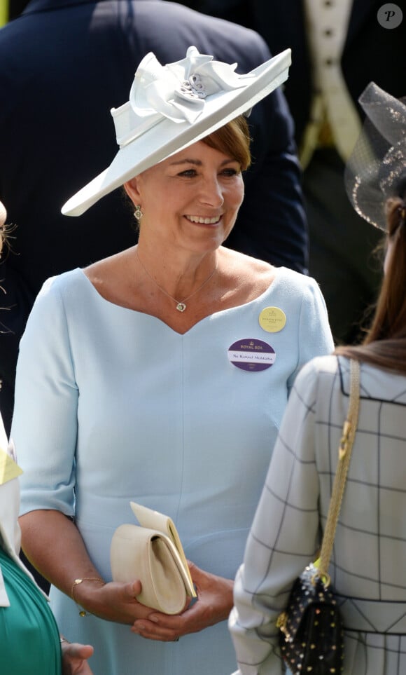 Carole Middleton a passé du temps en famille ces derniers jours. Elle a aidé le prince William en s'occupant de George, Charlotte et Louis en cette période un peu compliquée.
Carole Middleton - La famille royale d'Angleterre lors de la première journée des courses hippiques "Royal Ascot" le 20 juin 2017.