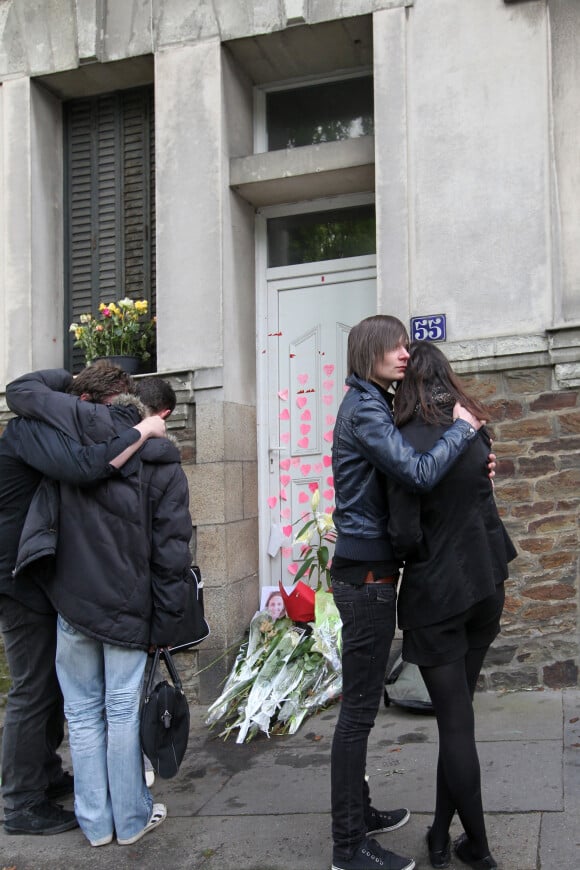 Des personnes rendant hommage à la famille de Xavier Dupont de Ligonnès après sa disparition