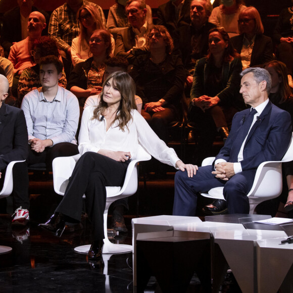 Exclusif - Rachid Ouramdane, Carla Bruni Sarkozy, Nicolas Sarkozy, Claire Chazal - Enregistrement de l'émission "Le Grand Echiquier", diffusée le 1er juillet sur France 2. Le 21 mars 2022 © Cyril Moreau / Bestimage Nous retrouvons C.Chazal pour ce grand Échiquier consacré à l'excellence culturelle française, à cette fameuse exception qui confère à notre pays une place particulière dans le monde, grâce à sa tradition culturelle forte, son histoire, son patrimoine et cette richesse artistique qui s'exporte depuis toujours dans le monde entier. Pour décliner le beau thème de la culture, nous débuterons la soirée avec la bande originale du film "Le grand blond avec une chaussure noire" d'Y.Robert, que l'on doit à l'immense compositeur, V.Cosma et que R.Capuçon interprétera avec l'orchestre du grand Échiquier dirigé par N.Giraud et la violoniste, A.Gravoin. Ils nous accompagneront tout au long de l'émission. Nous évoquerons la culture, cette richesse qui est la nôtre avec les plus grands artistes, les représentants des grandes institutions culturelles et l'ancien Président de la République, N.Sarkozy qui nous partagera ses coups de coeur, ses découvertes, ses admirations, notamment en matière d'arts plastiques, de peinture et de littérature. Il les a rassemblé dans un ouvrage intitulé "Promenades". Toute la soirée, il sera accompagné d'artistes qui sont le meilleur reflet de notre grande diversité culturelle. Invitée exceptionnelle, C.Bruni sera aussi présente pour partager cette soirée de musique et de chansons. Carla, qui vient de fêter les 20 ans de son premier album, incarnation de l'élégance française, interprètera "Dolce Francia" en italien, preuve qu'elle est pétrie de deux cultures, une chanson tirée bien sûr du célèbre titre de C.Trenet. Le temps d'une soirée, Le grand échiquier devient la plus grande salle de spectacles de France. 